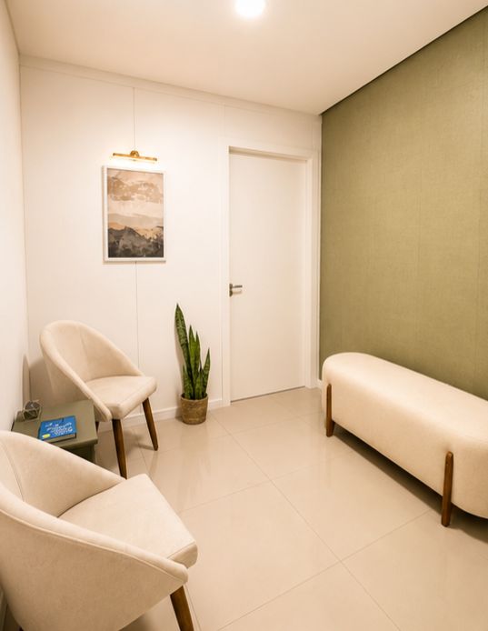 Sala de atendimento psicológico com luz suave, poltrona e ambiente sigiloso